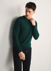 Zelený pánsky základný sveter SWEMT-0114A-54(Z25), pohľad na produkt spredu na modelke, viditeľná polovica siluety.