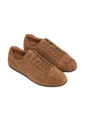 Dámske semišové tenisky v koňakovej farbe BUTYD-1293-1F(Z26) - pohľad na produkt zhora, na bielom pozadí.