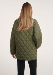 Dámska bunda s golierom v khaki farbe KURDT-0596-55(Z25), pohľad na produkt zozadu na modeli. Je viditeľná polovica siluety.