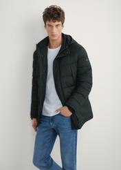 Čierna pánska zimná bunda KURMT-0379-99(Z25), pohľad na modelku spredu. Viditeľná polovičná silueta.