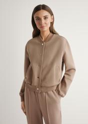 Dámska mikina v ťavej farbe BLZDT-0121-1D(W26), pohľad spredu na produkt na modelke. Viditeľná polovica siluety.