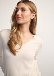 Krémový sveter s výstrihom do V SWEDT-0201-0B(W26), detailný pohľad na produkt na modelke.