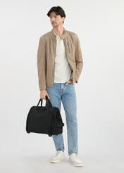 Čierna cestovná taška na kolieskach TORMN-0347-99(W25), pohľad na produkt spredu. Celá silueta modelky je viditeľná.