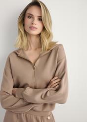 Dámska mikina na zips BLZDT-0108A-1D(W26) v ťavej farbe, detailný záber na prednú časť produktu na modelke. Viditeľná polovica siluety.