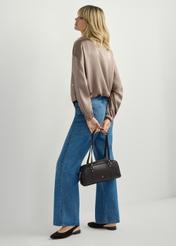 Tmavohnedá taška cez rameno TOREC-1233-1I(W26), pohľad na produkt v ruke modelky. Viditeľné celé telo.