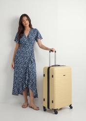 Veľký kufor na kolieskach WALAB-0083-2B-28(W26), diagonálny pohľad na produkt vedľa siluety modelky.