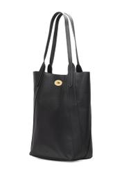 Čierna veľká dámska nákupná kabelka TOREC-1142-9I(W26), diagonálny pohľad na produkt na bielom pozadí.