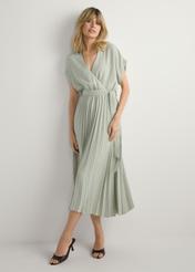 Dlhé dámske šaty šalviového vzoru SUKDT-0274-8F(W26), pohľad spredu na výrobok na modelke. Viditeľné celé telo.