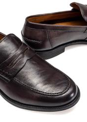 Pánske hnedé kožené mokasíny BUTYM-0482-1I(W26), detailný záber produktu na bielom pozadí.