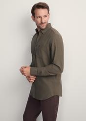 Pánska khaki košeľa KOSMT-0299A-55(Z25), pohľad spredu na produkt na modelke. Viditeľná polovica siluety.