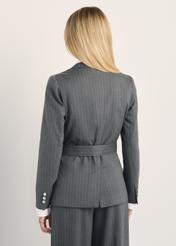 Dámske sivé pruhované sako ZAKDT-0047-95(Z25) - pohľad na produkt zozadu na modeli. Je viditeľná polovica siluety.