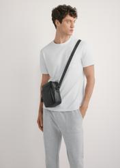 Čierna pánska kožená taška TORMS-0485R-9I(W26), pohľad spredu na produkt na modelke, viditeľná polovica siluety.