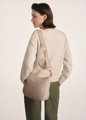 Béžová dámska kabelka v štýle hobo TOREC-0829 A-80(Z 25), pohľad na produkt na ramene modelky. Viditeľná polovica siluety.