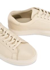 Biele kožené športové topánky BUTYM-0503A-0B(W26), detail produktu na bielom pozadí.