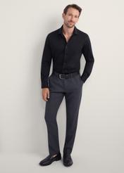 Čierna elegantná pánska košeľa KOSMT-0339-99(Z25), pohľad spredu na produkt na modelke. Viditeľné celé telo.