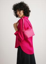 Malá fuchsiová dámska kabelka TOREC-0882-5E(W26) - pohľad spredu na produkt, na modelke, na svetlom pozadí. Viditeľná silueta po pás.