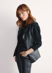 Dámska čierna kožená vesta KAMDS-0010-5344(W25), bočný pohľad na produkt na modelke, viditeľná polovica siluety.