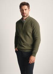 Pánsky khaki sveter na zips SWEMT-0167-55(Z25), pohľad na modelku spredu. Viditeľná polovičná silueta.
