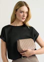 Béžová dámska taška cez rameno TOREC-1179-1P(W26), pohľad na produkt v ruke modelky. Viditeľná polovica siluety.