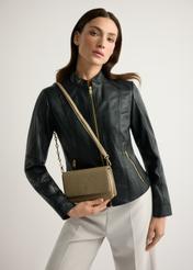 Malá béžová dámska kabelka TOREC-1178-1P(W26), pohľad na produkt na ramene modelky. Viditeľná polovica siluety.