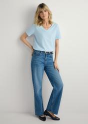 Svetlomodré dámske tričko TSHDT-0120-7A(W26), pohľad spredu na produkt na modelke. Viditeľné celé telo.