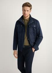 Pánska tmavomodrá prechodná bunda KURMT-0376-7D(W26), pohľad spredu na produkt na modelke. Viditeľná polovica siluety.