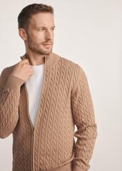 Pánsky sveter na zips v karamelovej farbe SWEMT-0169-24(Z25), produkt viditeľný spredu na modelke, viditeľná polovica siluety.