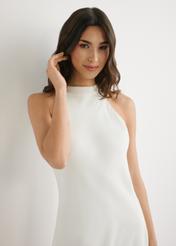 Ekru viskózové šaty SUKDT-0264-0B(W26), pohľad spredu na výrobok na modelke. Viditeľná polovica siluety.