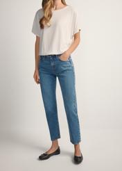 Dámske tmavomodré džínsy JEADT-0011-7C(W26), pohľad spredu na produkt na modelke. Viditeľná polovica siluety.