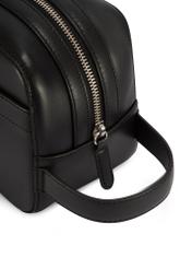 Čierna kožená pánska kozmetická taška TORMS-0473-99(Z25), detail produktu, pohľad na bielom pozadí.