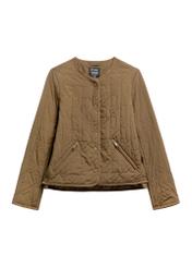 Hnedá dámska prešívaná bunda KURDT-0620-1H(W26), pohľad spredu na bielom pozadí.