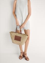 Dámske sandále z ťavej kože BUTYD-1177-1D(W26) - pohľad spredu na výrobok, na modeli, na svetlom pozadí. Viditeľná polovica siluety.