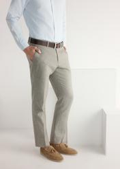 Pánske béžové semišové mokasíny BUTYM-0525-1B(W26), diagonálny pohľad na produkt na nohách modelky.