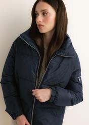 Dámska tmavomodrá bunda s monogramovou potlačou a stojačikom (KURDT-0694-7E(Z26)); detailný záber produktu na modelke.