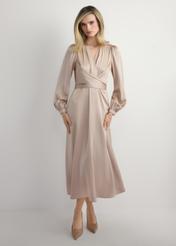 Langes beigefarbenes Midikleid SUKDT-0263-1B(W26) – Vorderansicht des Produkts an einem Model vor hellem Hintergrund. Die gesamte Silhouette ist sichtbar.