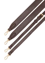 Dámska čokoládová taška cez rameno TOREC-0930B-89(Z25), pohľad na popruhy tašky na bielom pozadí.