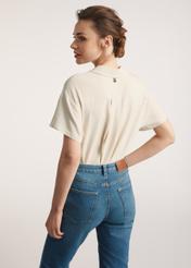Dámska béžová ľanová košeľa KOSDT-0179-81(W25) - pohľad na produkt zozadu na modeli. Viditeľná je polovica siluety.