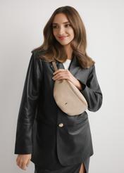 Dámska kožená béžová kabelka TORES-0894E-1B(W26), pohľad na produkt na siluete modelky, na svetlom pozadí.