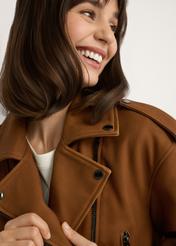 Kožená motorkárska bunda koňakovej farby KURDS-0610-1F(W26), detailný záber produktu na modelke.