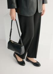 Dámske čierne kožené balerínky BUTYD-1248-99(W26), pohľad zhora na produkt na nohách modelky.