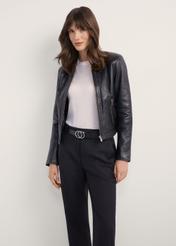 Dámska čierna krátka kožená bunda KURDS-0294-99(KS), pohľad spredu na produkt na modelke. Viditeľná polovica siluety.