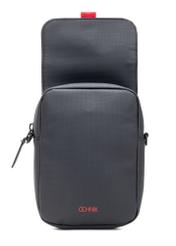 Pánska malá čierna taška cez rameno TORMN-0399-9J(W26), pohľad spredu na bielom pozadí.