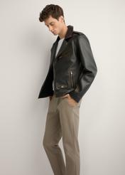 Pánska kožená motorkárska bunda KURMS-0395-99(W26) - bočný pohľad na produkt, na modeli, na svetlom pozadí. Viditeľná celá silueta.