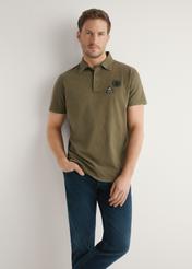 Pánske khaki polo tričko POLMT-0083-8D(W26), pohľad spredu na produkt na modelke. Viditeľná polovica siluety.