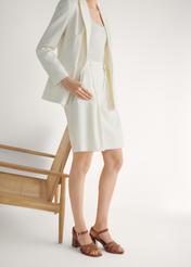 Dámske semišové sandále v ťavej farbe s blokovým podpätkom BUTYD-1231-1D(W26), diagonálny pohľad na produkt na nohách modelky, na svetlom pozadí.