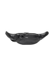 Pánska čierna kožená ľadvinka s logom TORMS-0295A-99(Z25) - pohľad spredu na bielom pozadí.