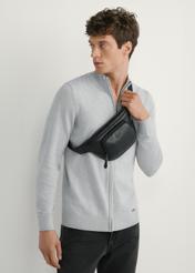 Pánska čierna kožená ľadvinka TORMS-0280R-9I(W26), pohľad spredu na produkt na modelke, viditeľná polovica siluety.