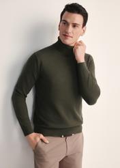Pánsky rolák v khaki farbe SWEMT-0095B-55(Z25), pohľad spredu na produkt na modelke, viditeľná polovica siluety.