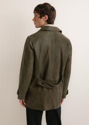 Pánsky khaki kožený kabát KURMS-0409A-8D(Z26), pohľad na produkt zozadu na modeli. Viditeľná polovica siluety.