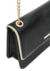 Malá čierna dámska kabelka TOREC-1015-9J(W26), detail produktu, pohľad na bielom pozadí.